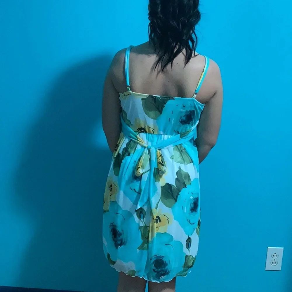 Babydoll dress iz byer. Size small never worn. - Picture 3 of 5